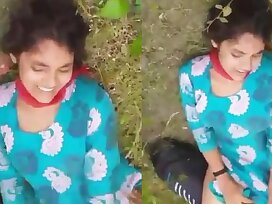 सुंदर लड़की हो जाता है उसे बिल्ली में महान सड़क पर